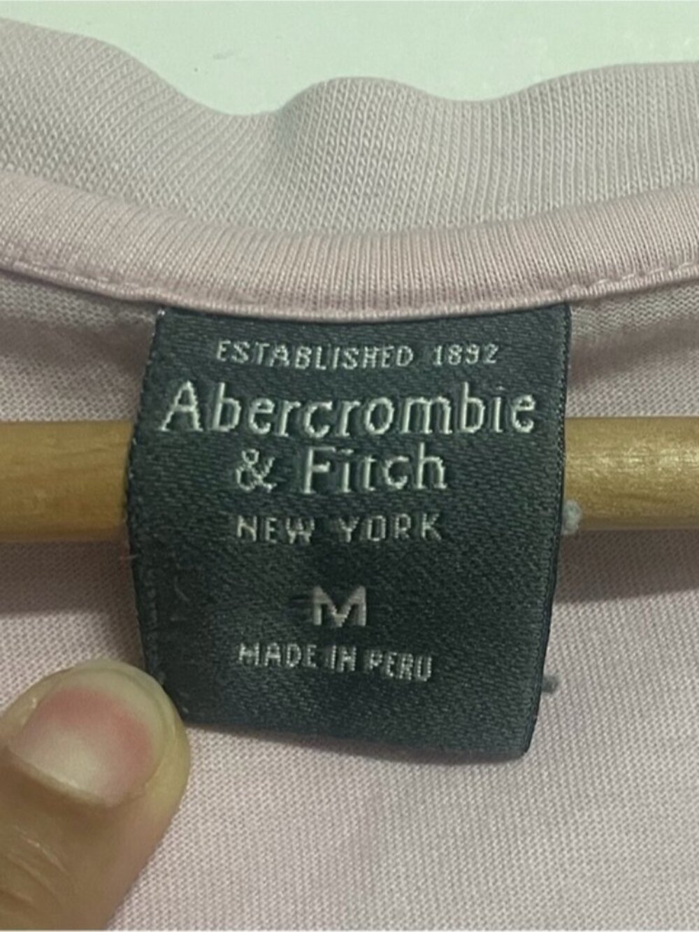 Abercrombie & Fitch Pink V-Neck Tee Size M Soft Cotton Casual Logo T-Shirt - Picture 5 of 5